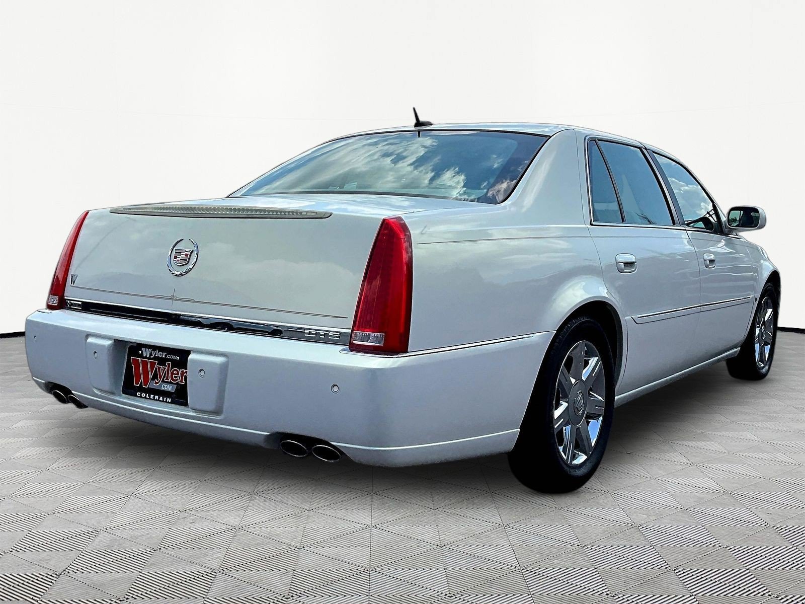 Used 2007 Cadillac DTS Luxury I w/ Trunk Convenience Package FWD image 6