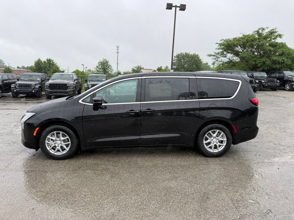 New 2027 Chrysler Pacifica Select FWD image 9