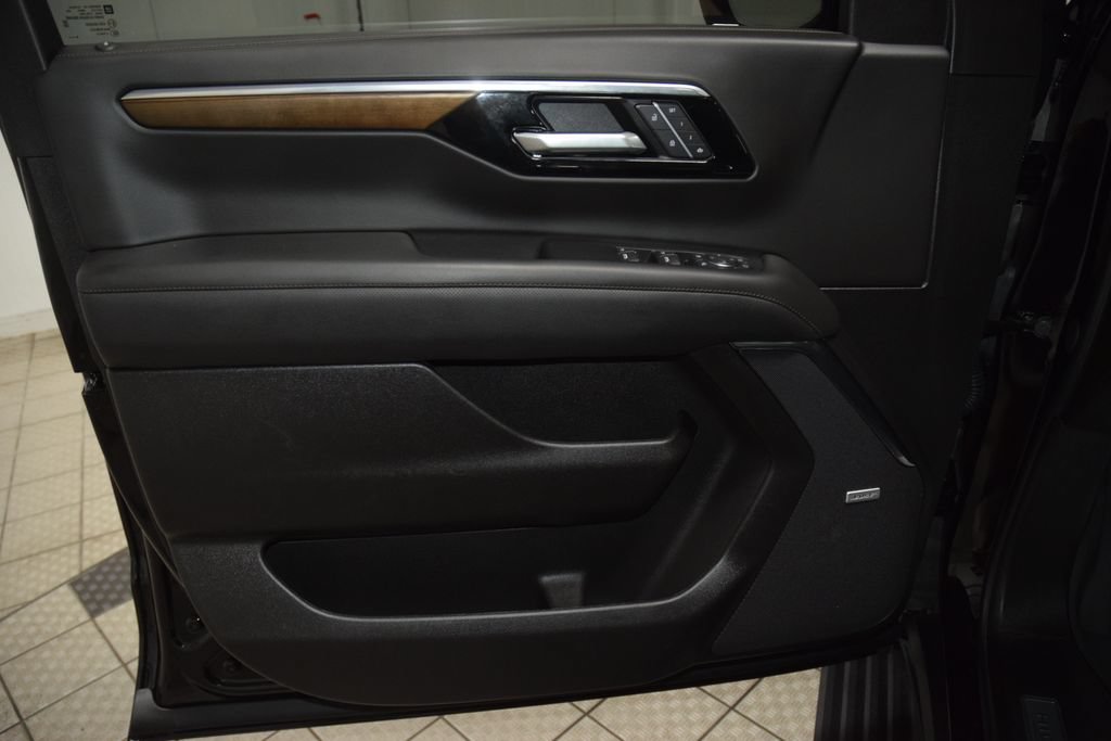 Used 2025 Chevrolet Tahoe High Country AWD/4WD image 47