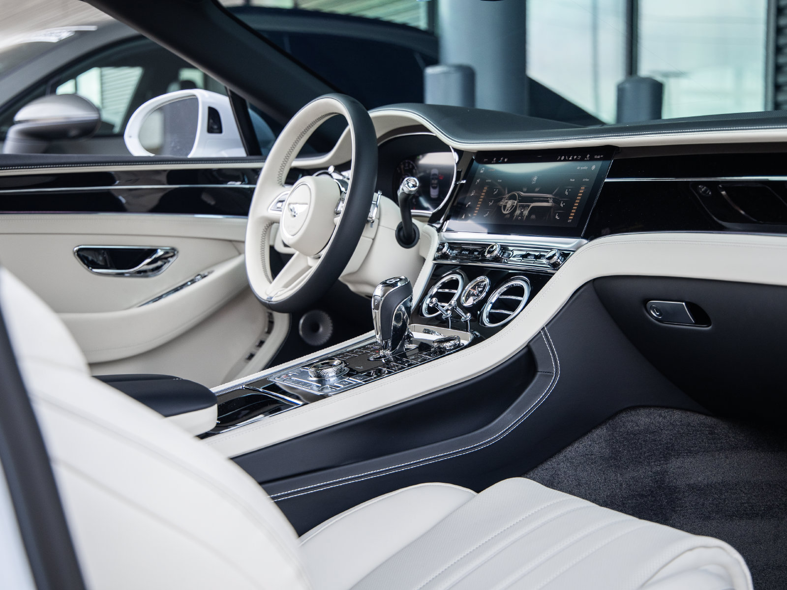 Used 2025 Bentley Continental GTC AWD/4WD image 49