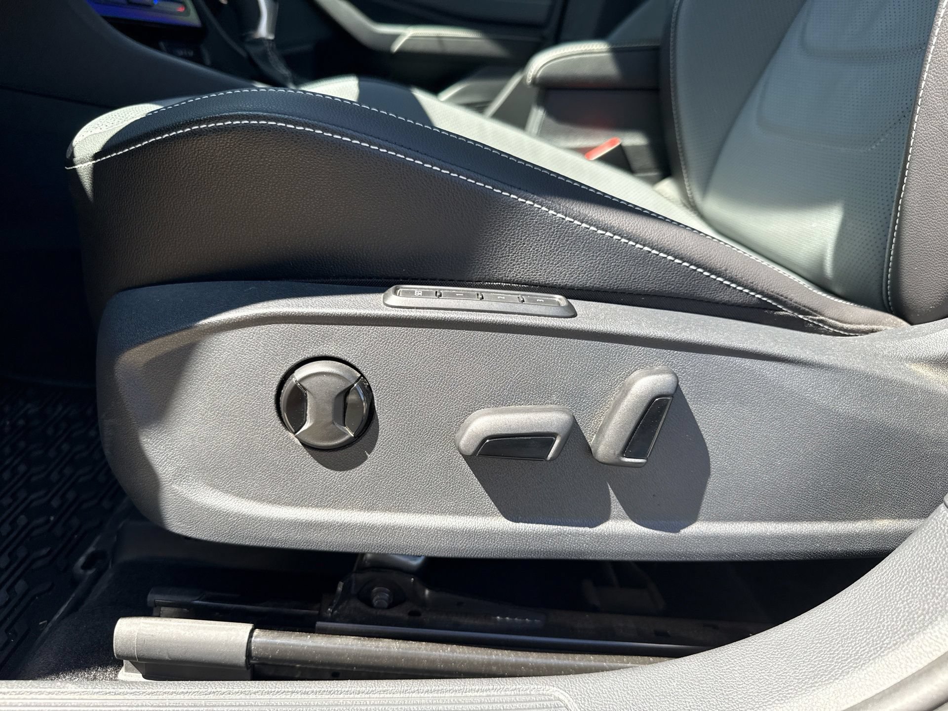 Used 2026 Volkswagen Jetta SEL FWD image 15