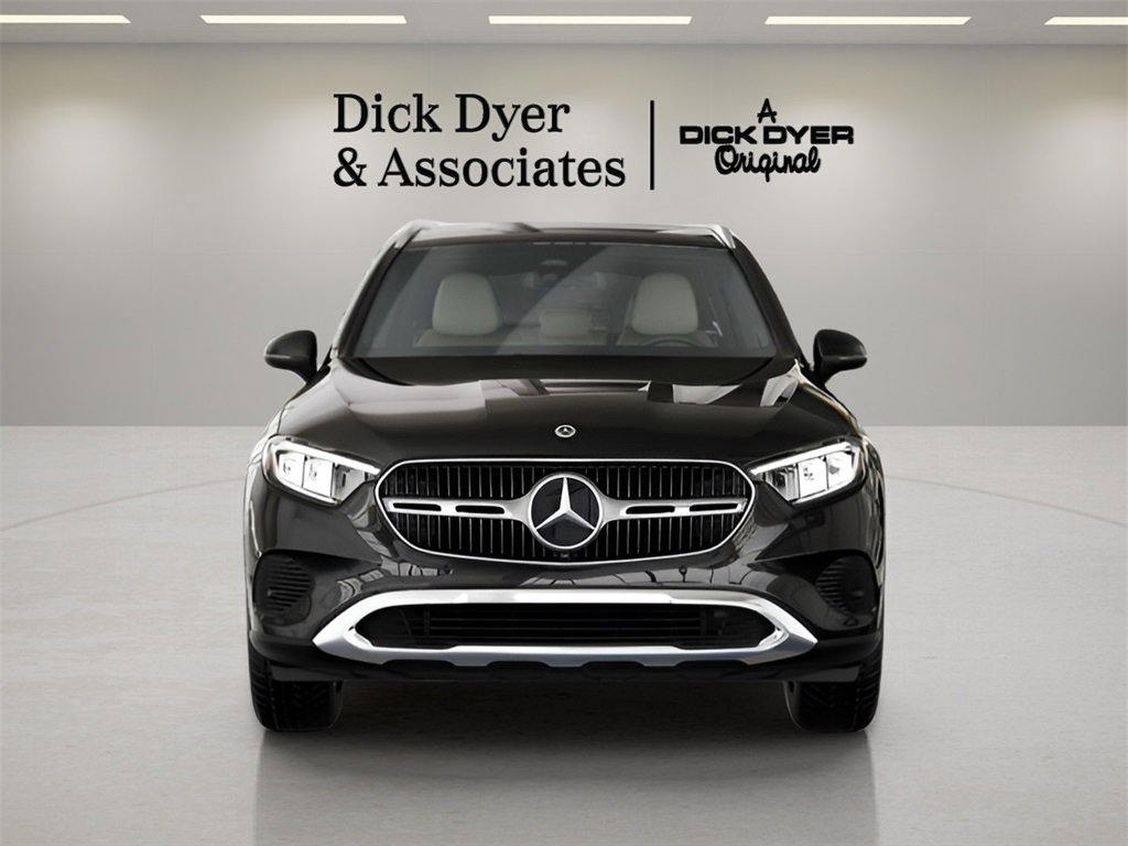 Used 2025 Mercedes-Benz GLC 300 4MATIC image 29