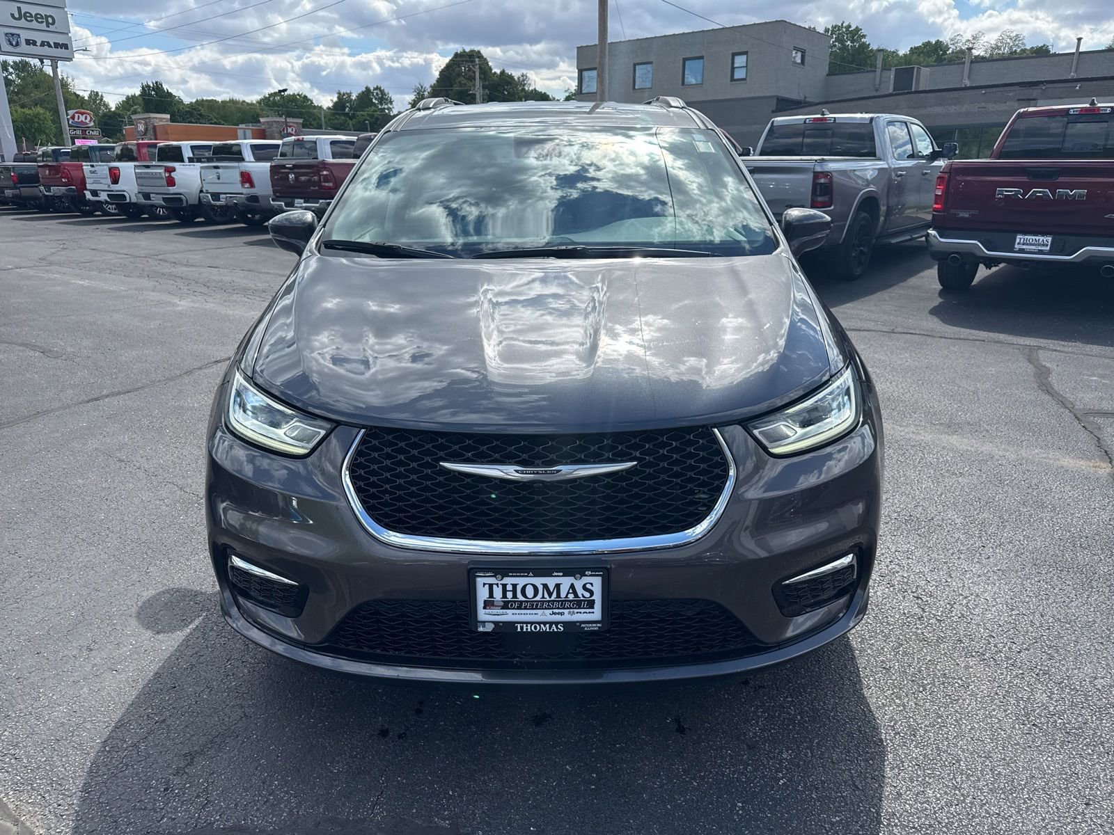 Used 2022 Chrysler Pacifica Touring-L FWD image 2
