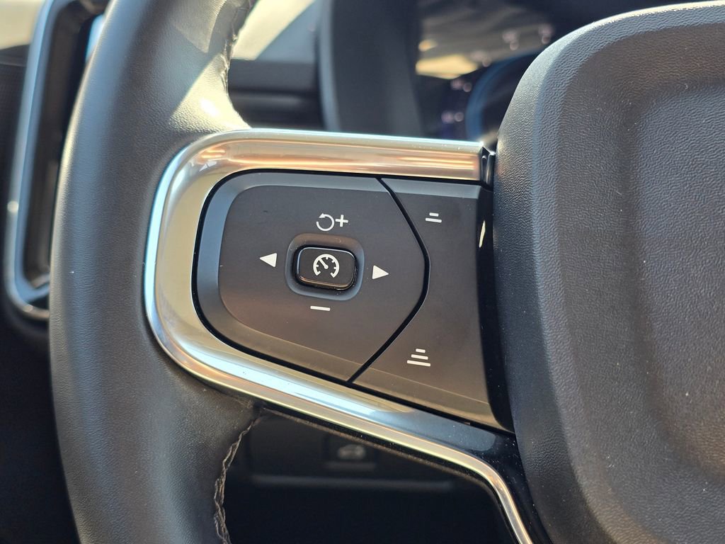 Used 2023 Volvo XC40 B5 Plus image 35