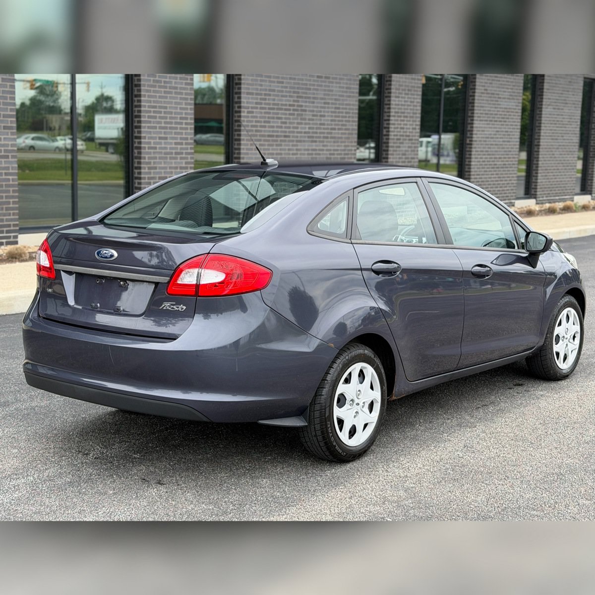 Used 2013 Ford Fiesta SE FWD image 2