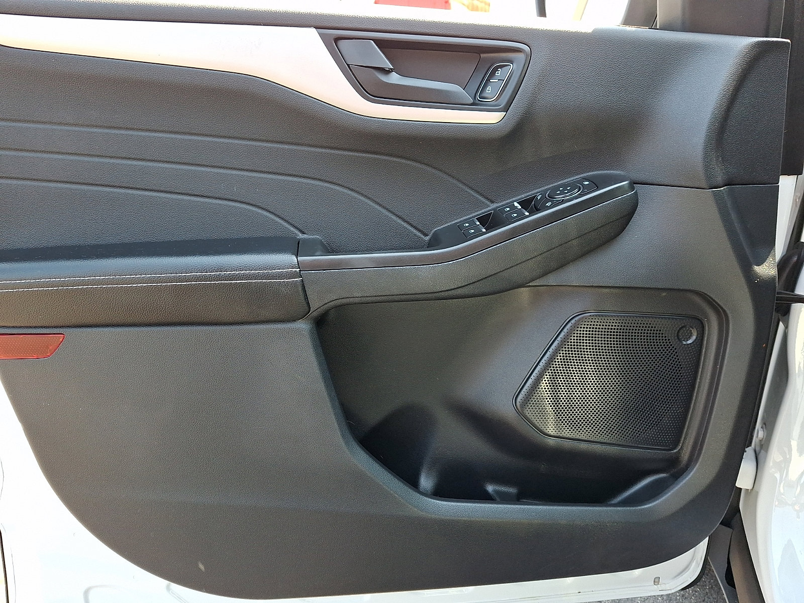 Used 2022 Ford Escape SE w/ SE Sport Appearance Package image 13