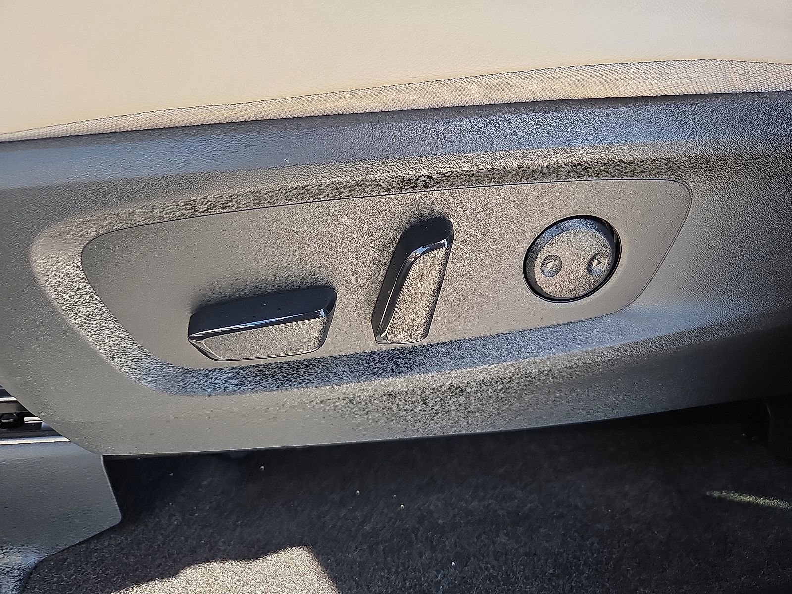 Used 2024 Nissan Pathfinder SL FWD image 16