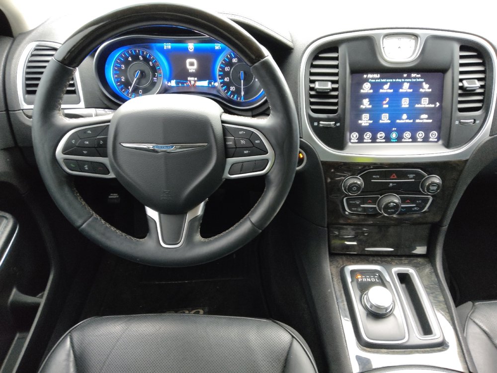 Used 2017 Chrysler 300 C image 22