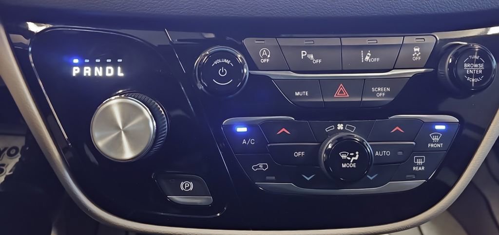 Used 2023 Chrysler Pacifica Touring-L image 24