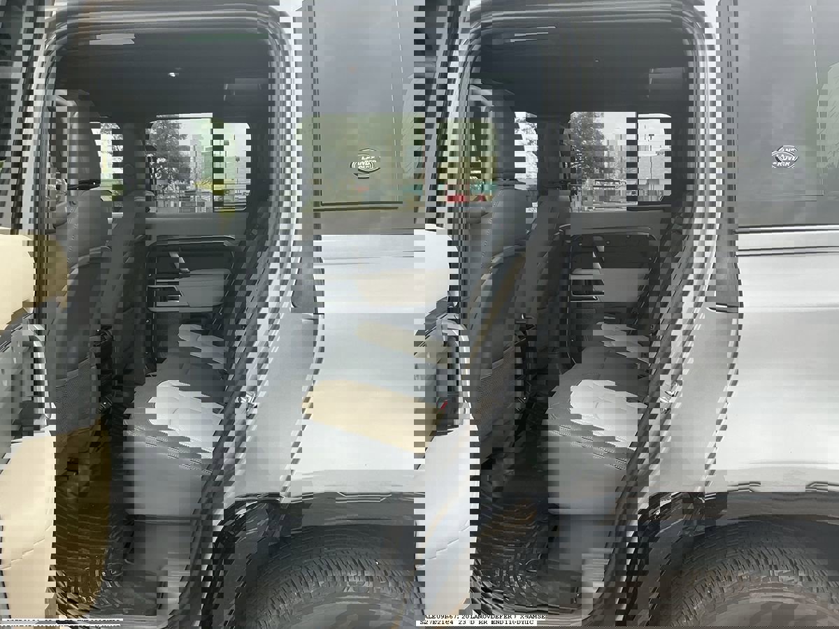 Used 2023 Land Rover Defender 110 X-Dynamic SE image 10