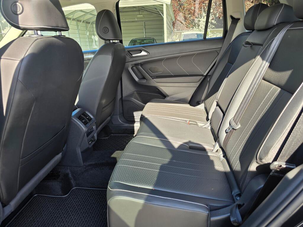 Used 2022 Volkswagen Tiguan SE w/ Panoramic Sunroof Package AWD/4WD image 17