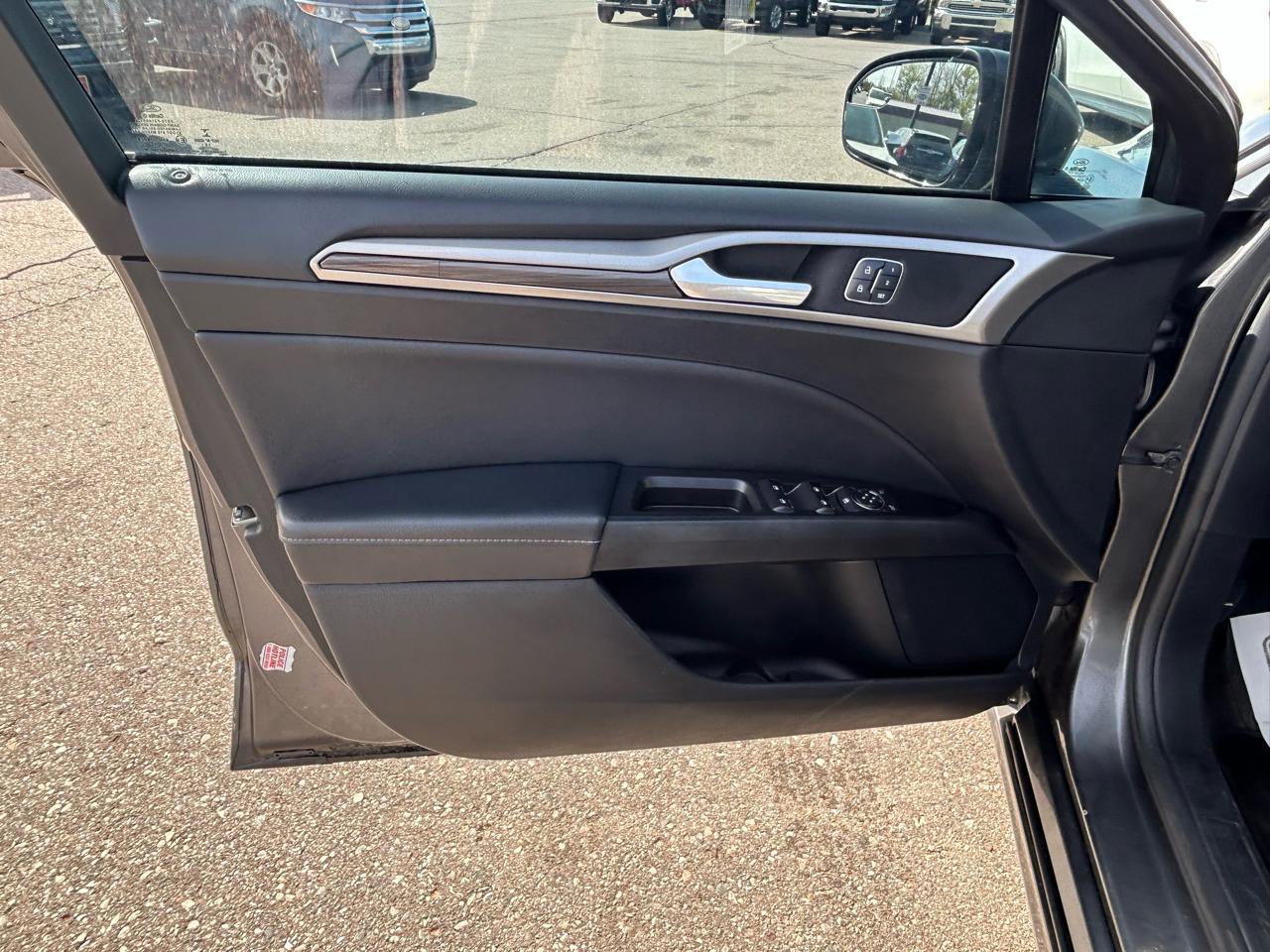 Used 2017 Ford Fusion SE w/ Equipment Group 202A AWD/4WD image 14