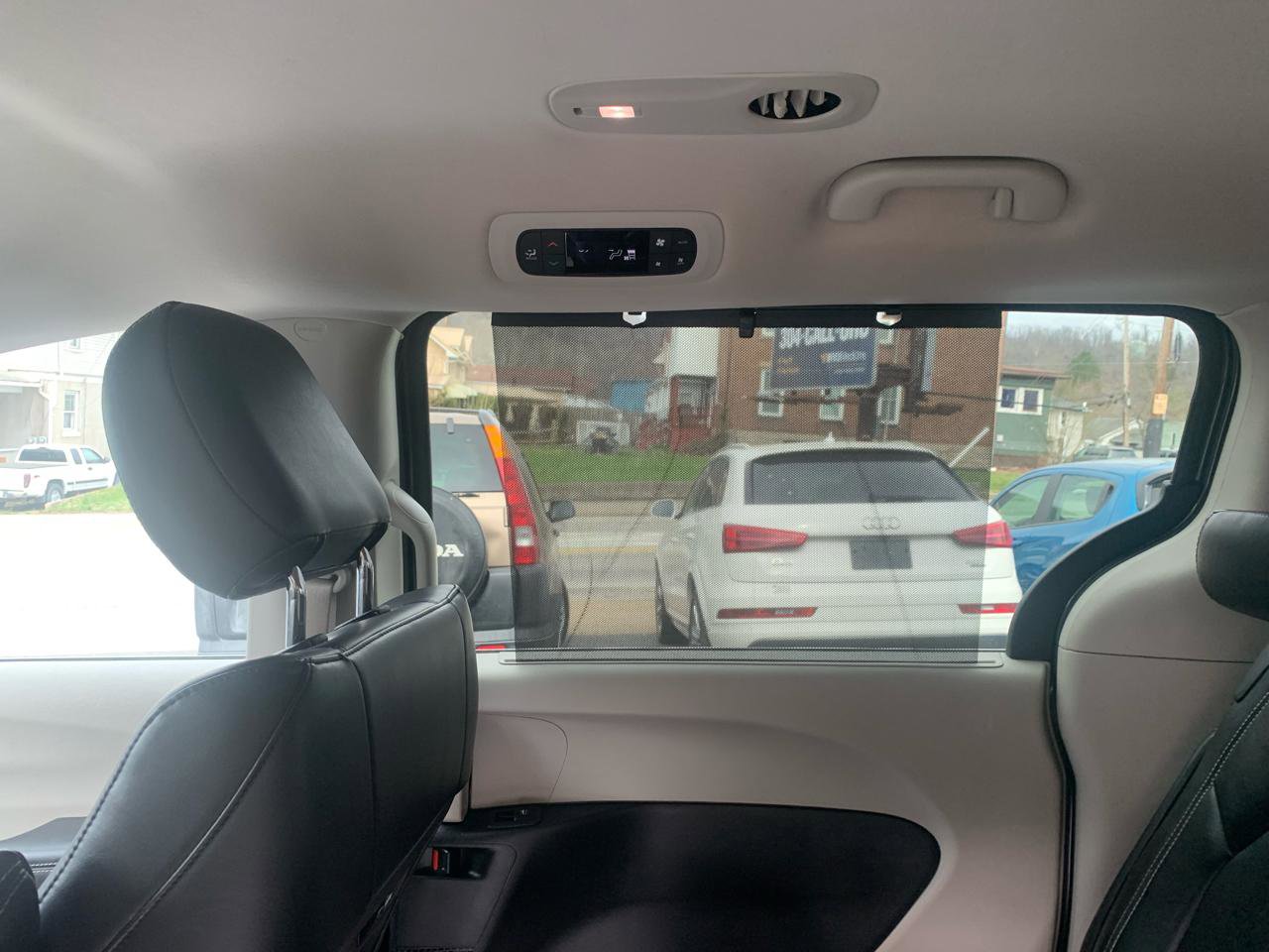 Used 2023 Chrysler Pacifica Touring-L image 11