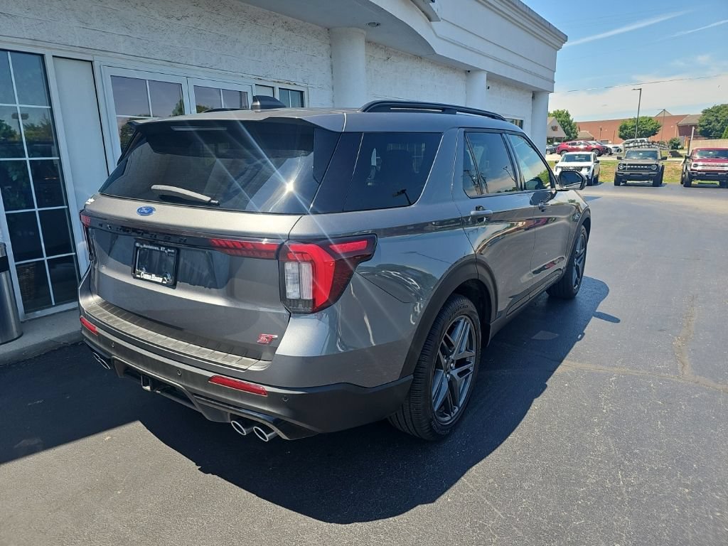 Used 2025 Ford Explorer ST AWD/4WD image 4