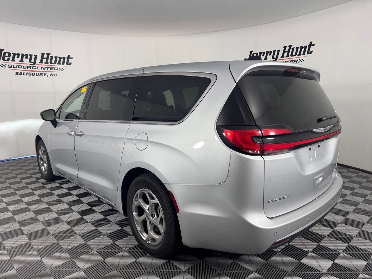 Used 2024 Chrysler Pacifica Limited FWD image 9