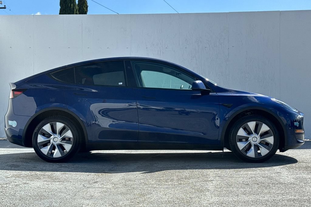 Used 2024 Tesla Model Y Long Range AWD/4WD image 2