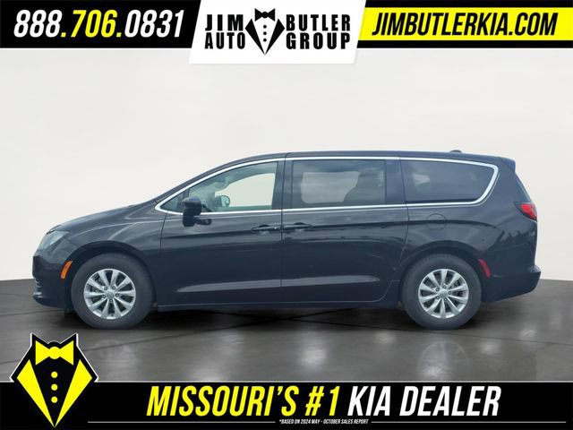 Used 2017 Chrysler Pacifica Touring w/ Tire & Wheel Group FWD image 4