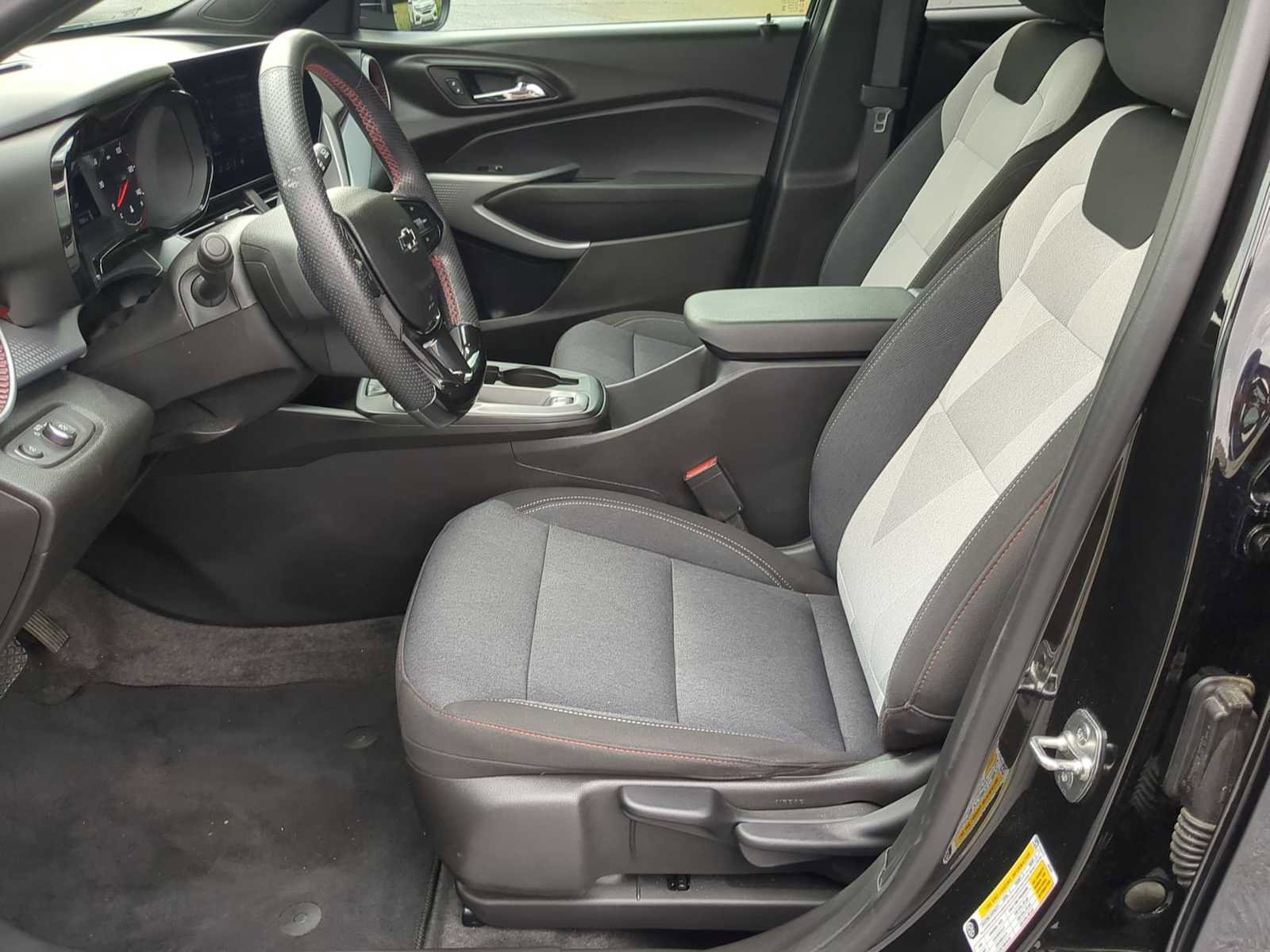Used 2025 Chevrolet Trax RS w/ Sunroof Package FWD image 13