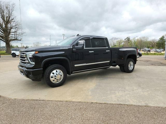 Used 2024 Chevrolet Silverado 3500 High Country w/ Technology Package AWD/4WD image 3