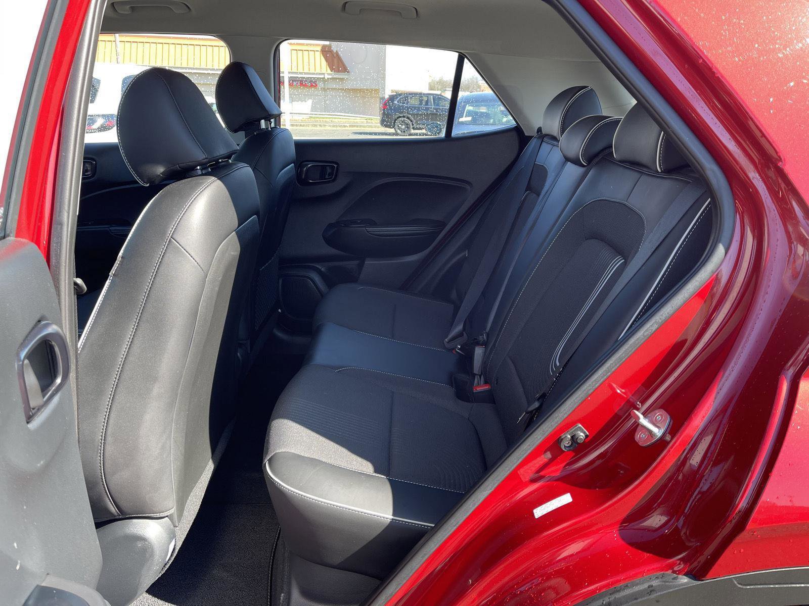 Used 2023 Hyundai Venue Limited image 15