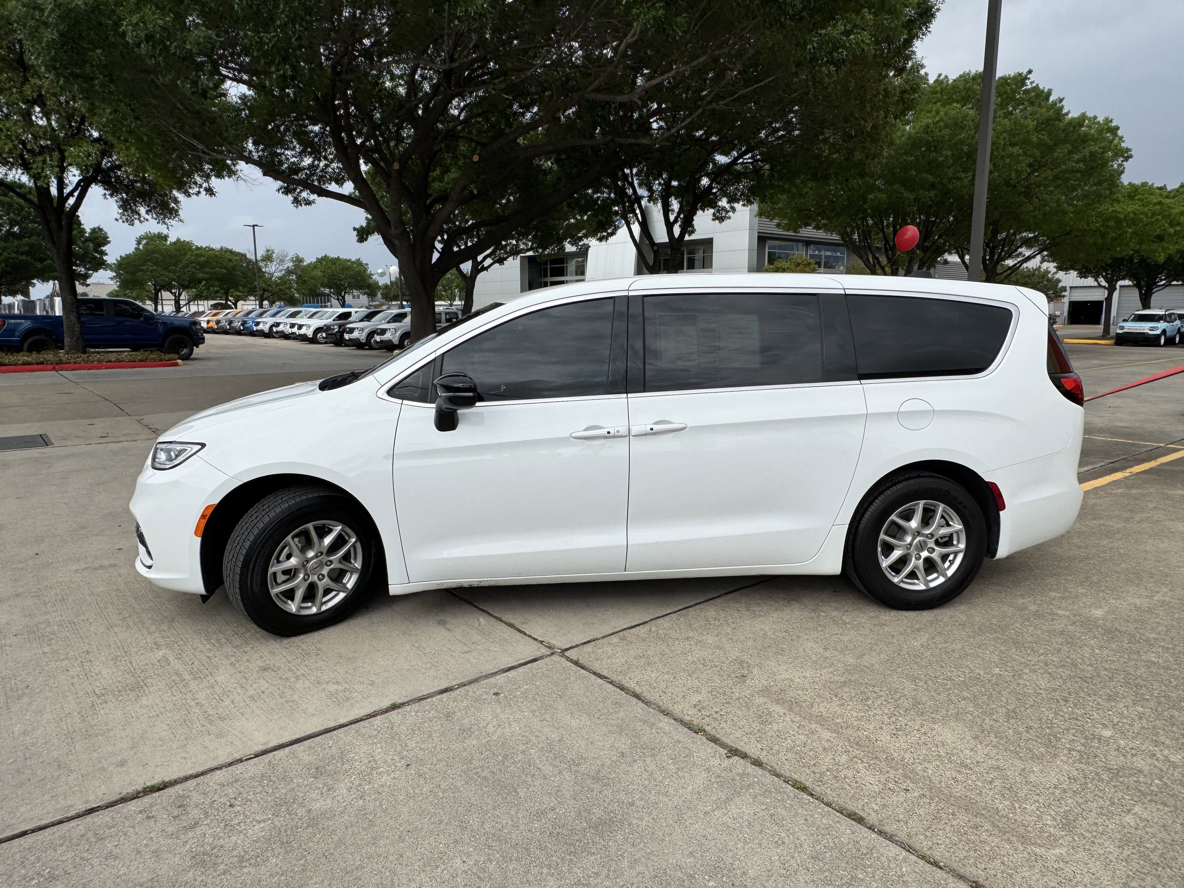 Used 2025 Chrysler Pacifica Select image 11