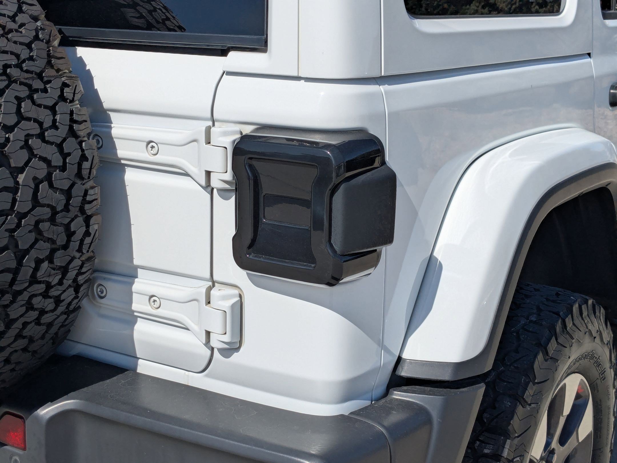 Used 2018 Jeep Wrangler Unlimited Sahara w/ Uconnect 4C Nav & Sound Group image 11