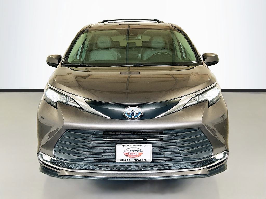 Used 2021 Toyota Sienna XLE FWD image 2