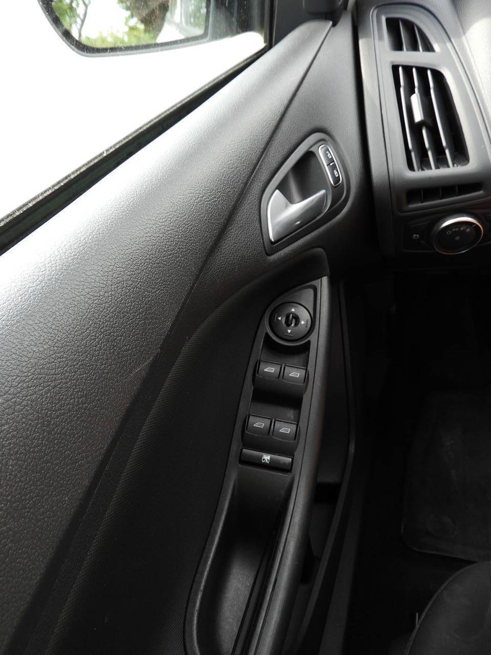 Used 2018 Ford Focus SE w/ Cold Weather Package FWD image 18