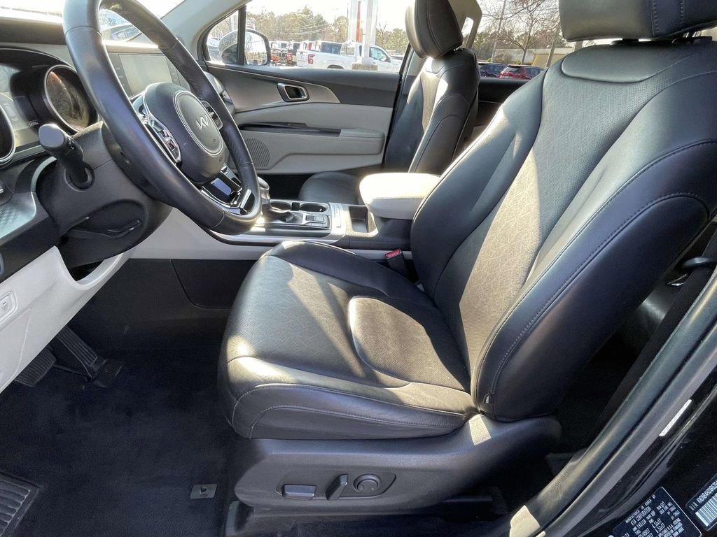 Used 2024 Kia Carnival LX image 14