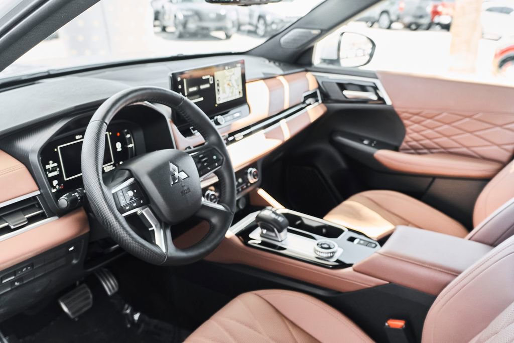 Used 2025 Mitsubishi Outlander SEL AWD/4WD image 3