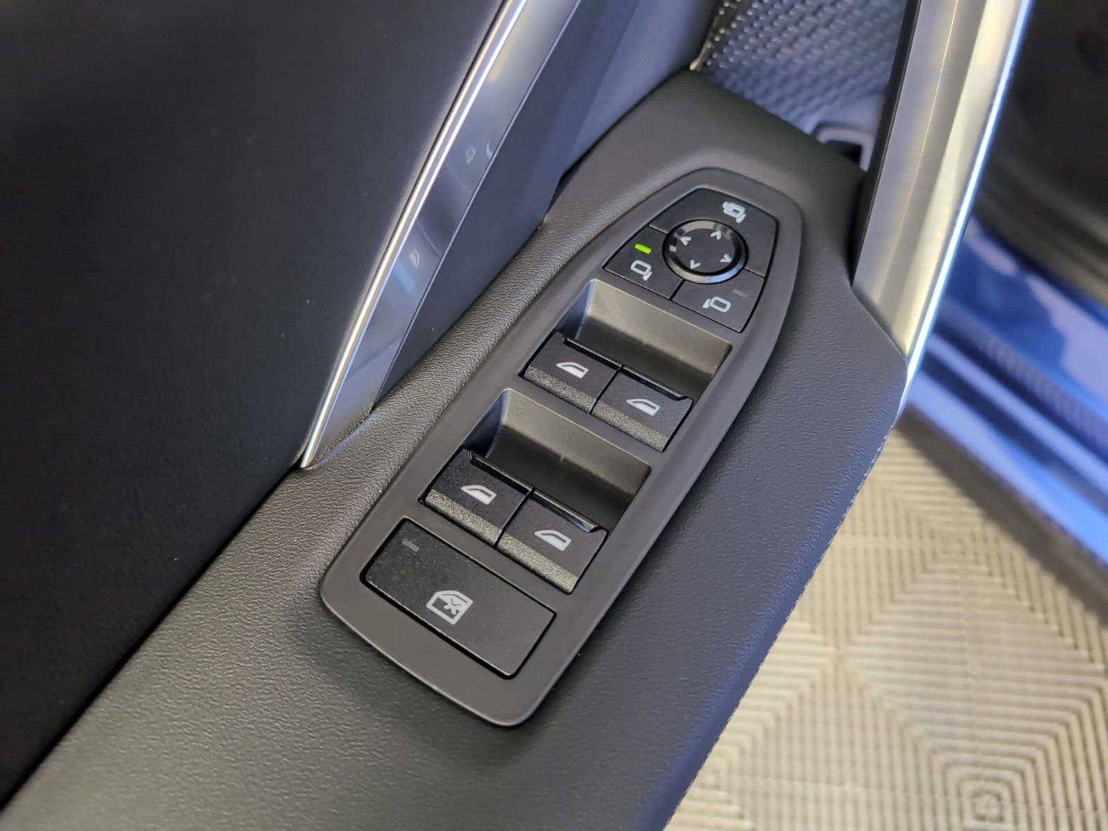 Used 2025 BMW X1 xDrive28i w/ Technology Package image 21