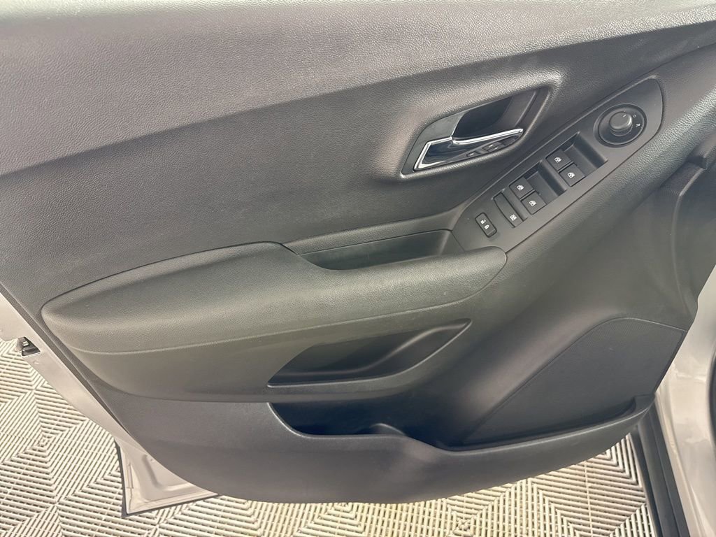 Used 2018 Chevrolet Trax LS image 12