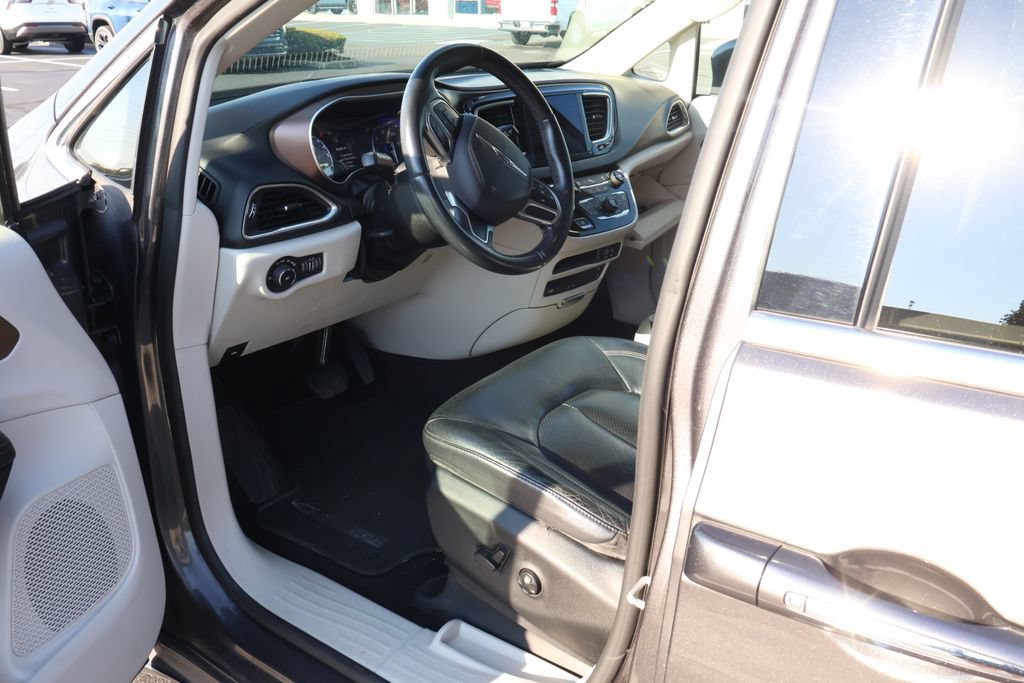 Used 2017 Chrysler Pacifica Touring-L Plus FWD image 8