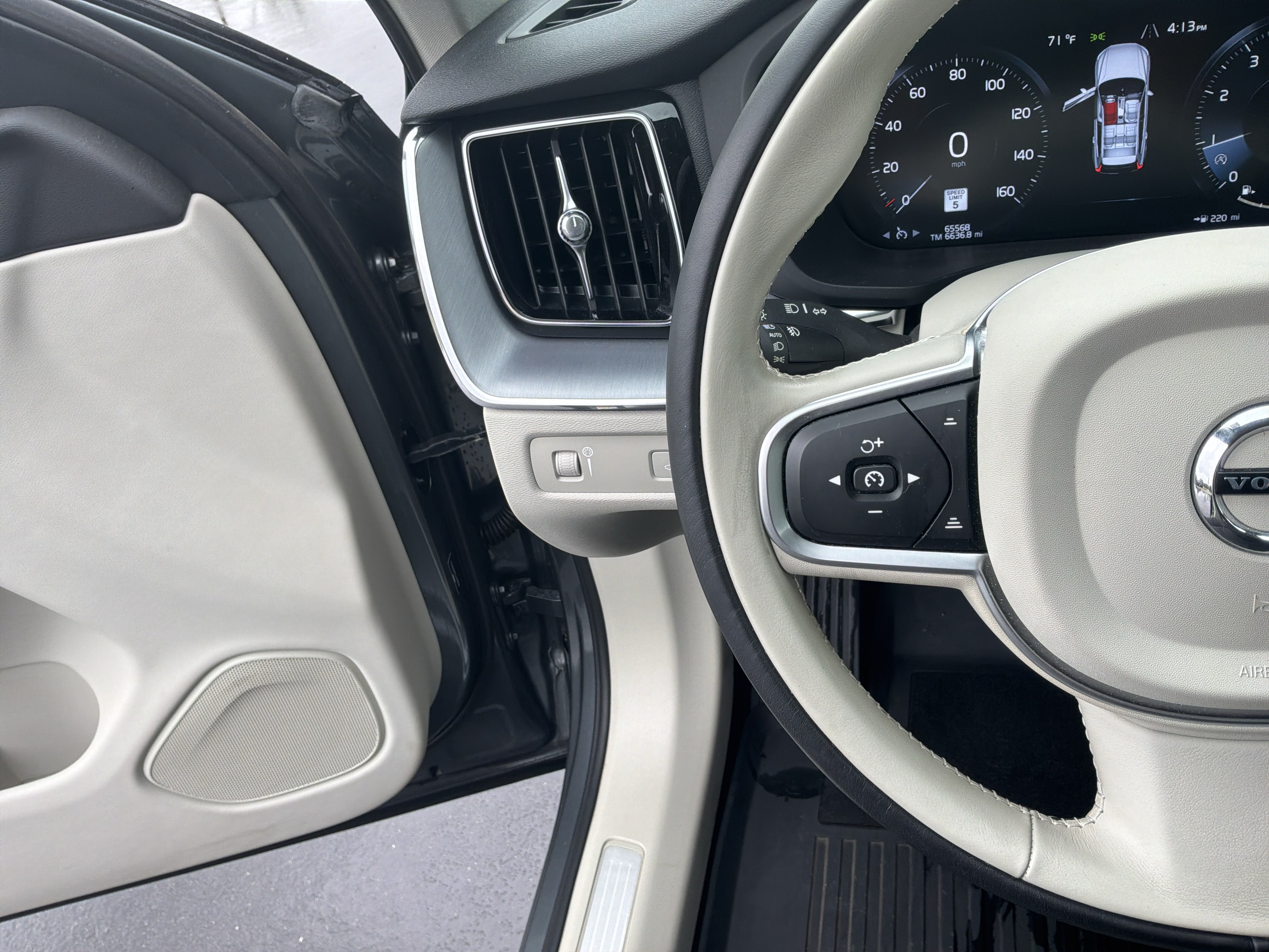 Used 2020 Volvo XC60 T6 Momentum w/ Protection Package Premier AWD/4WD image 19
