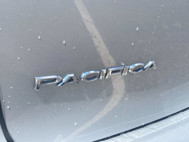Used 2024 Chrysler Pacifica Touring-L FWD image 29