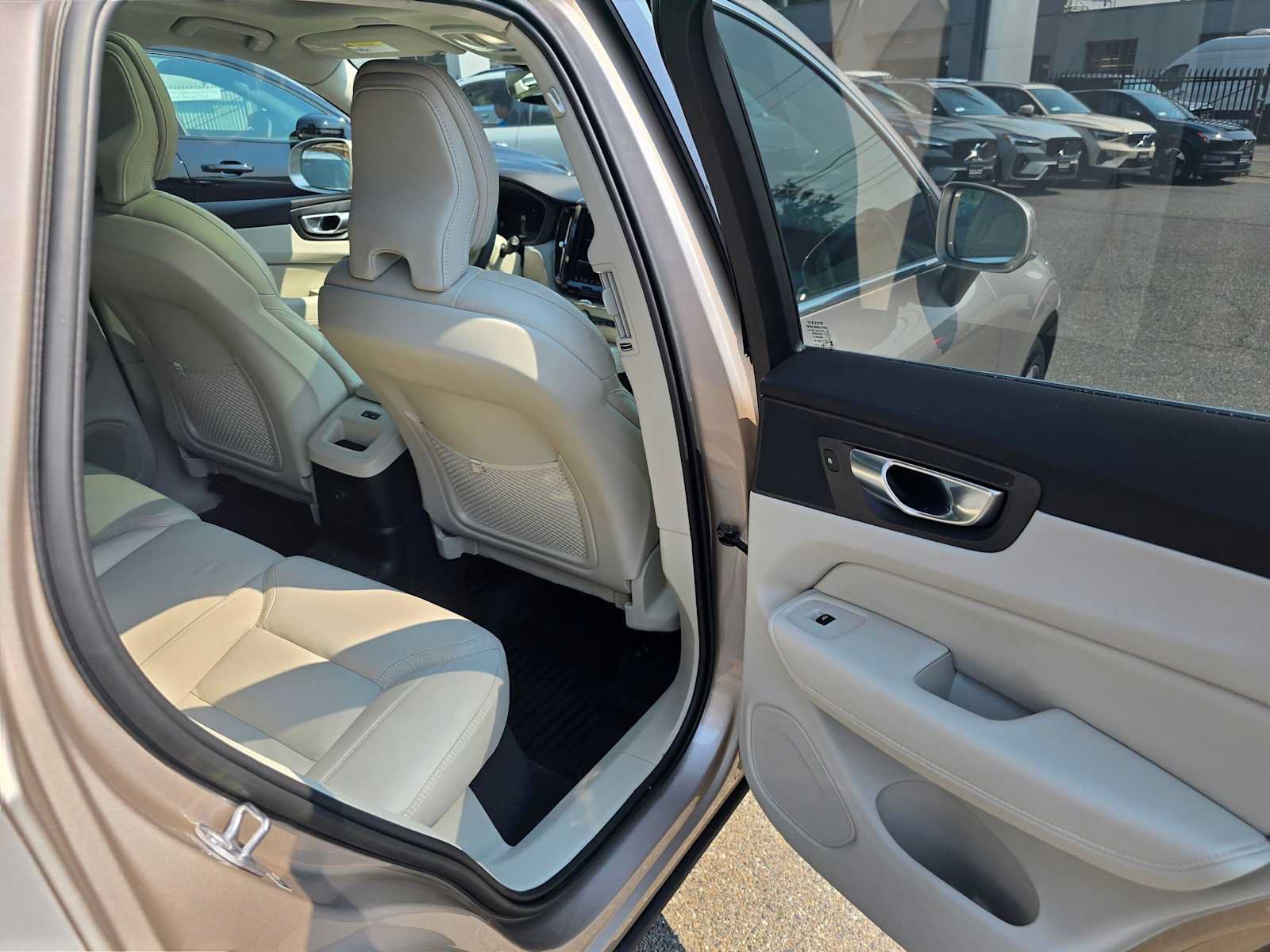 Used 2023 Volvo XC60 T8 Ultimate w/ Climate Package AWD/4WD image 13