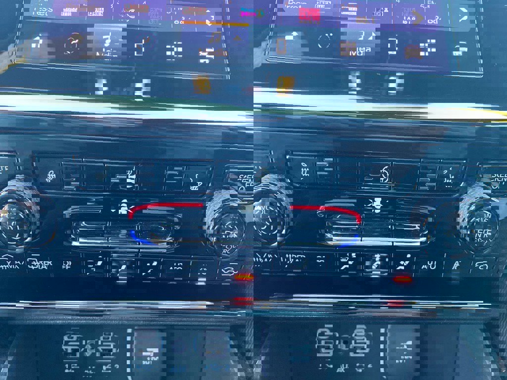 Used 2025 Jeep Grand Cherokee Altitude image 14