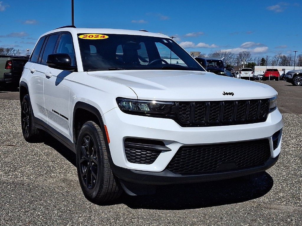 Certified 2024 Jeep Grand Cherokee Altitude AWD/4WD image 2