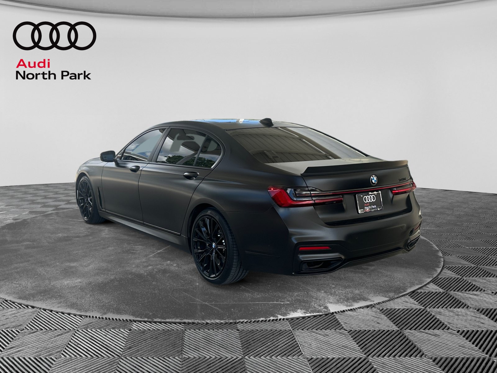 Used 2022 BMW 740i w/ M Sport Package RWD image 3