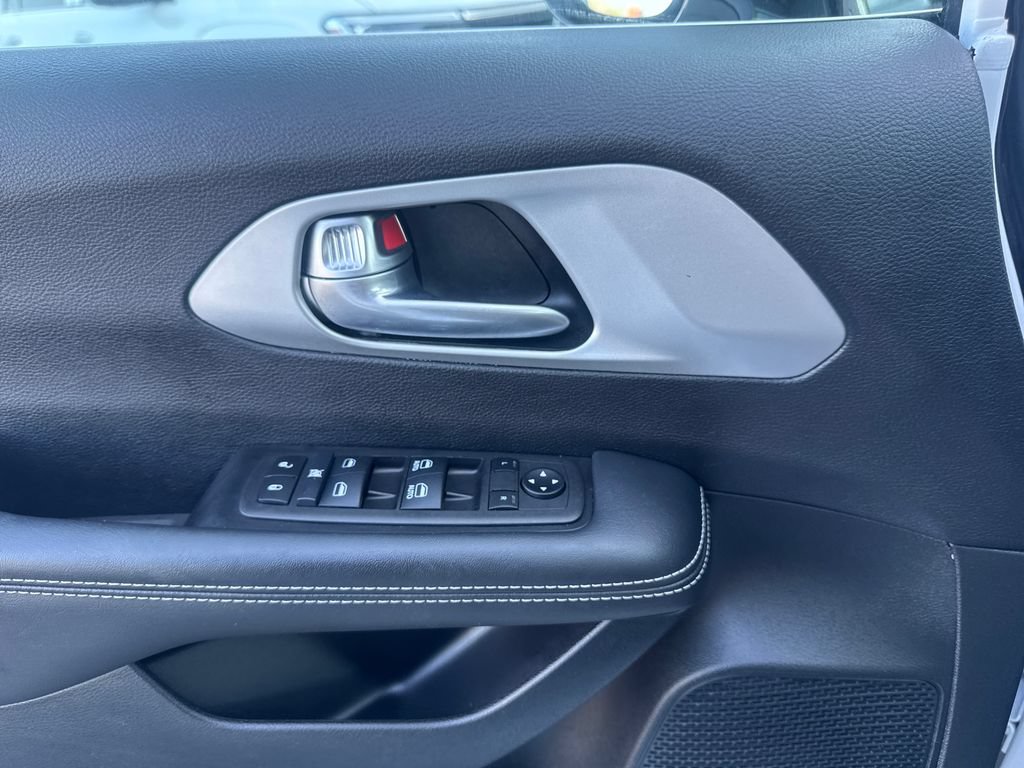 Used 2024 Chrysler Pacifica Touring FWD image 30