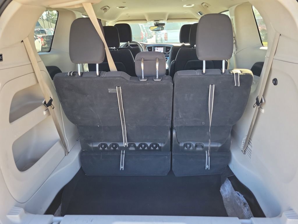 Used 2023 Chrysler Voyager LX image 9