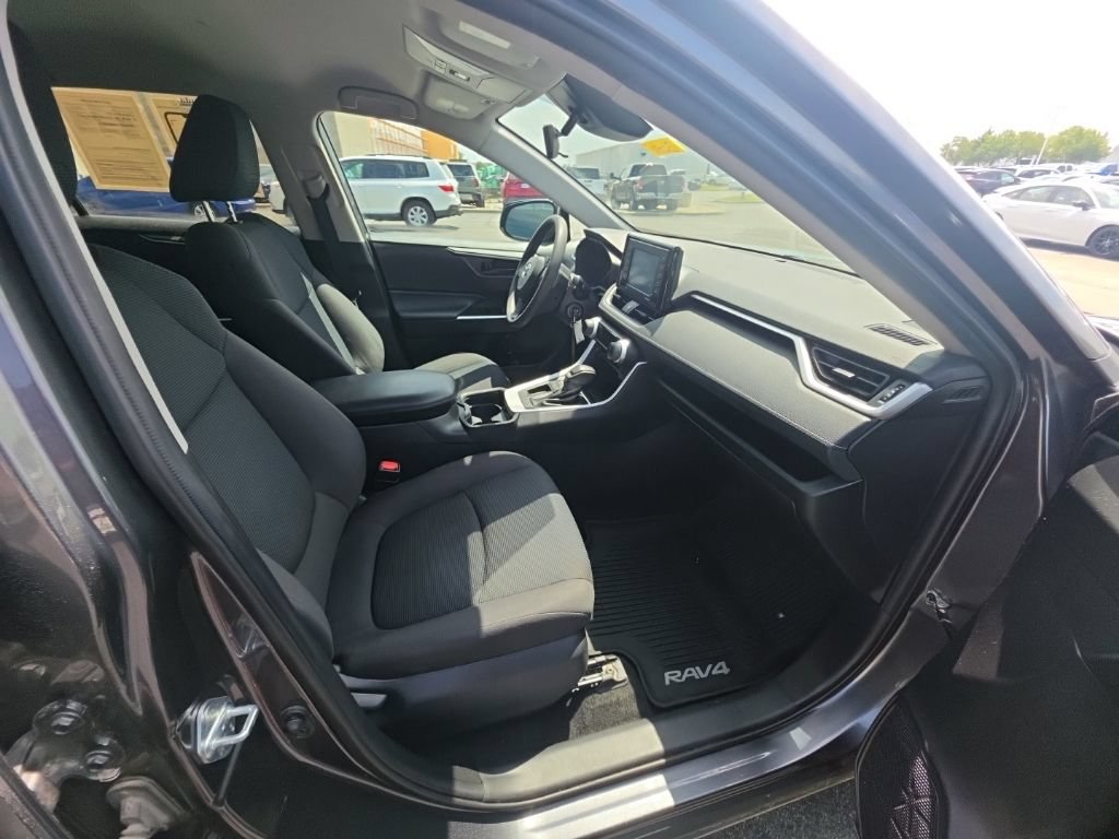 Used 2021 Toyota RAV4 LE FWD image 33