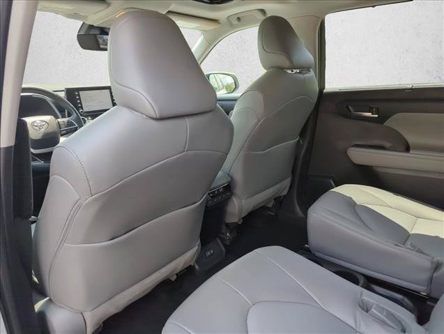 Used 2022 Toyota Highlander XLE AWD/4WD image 21