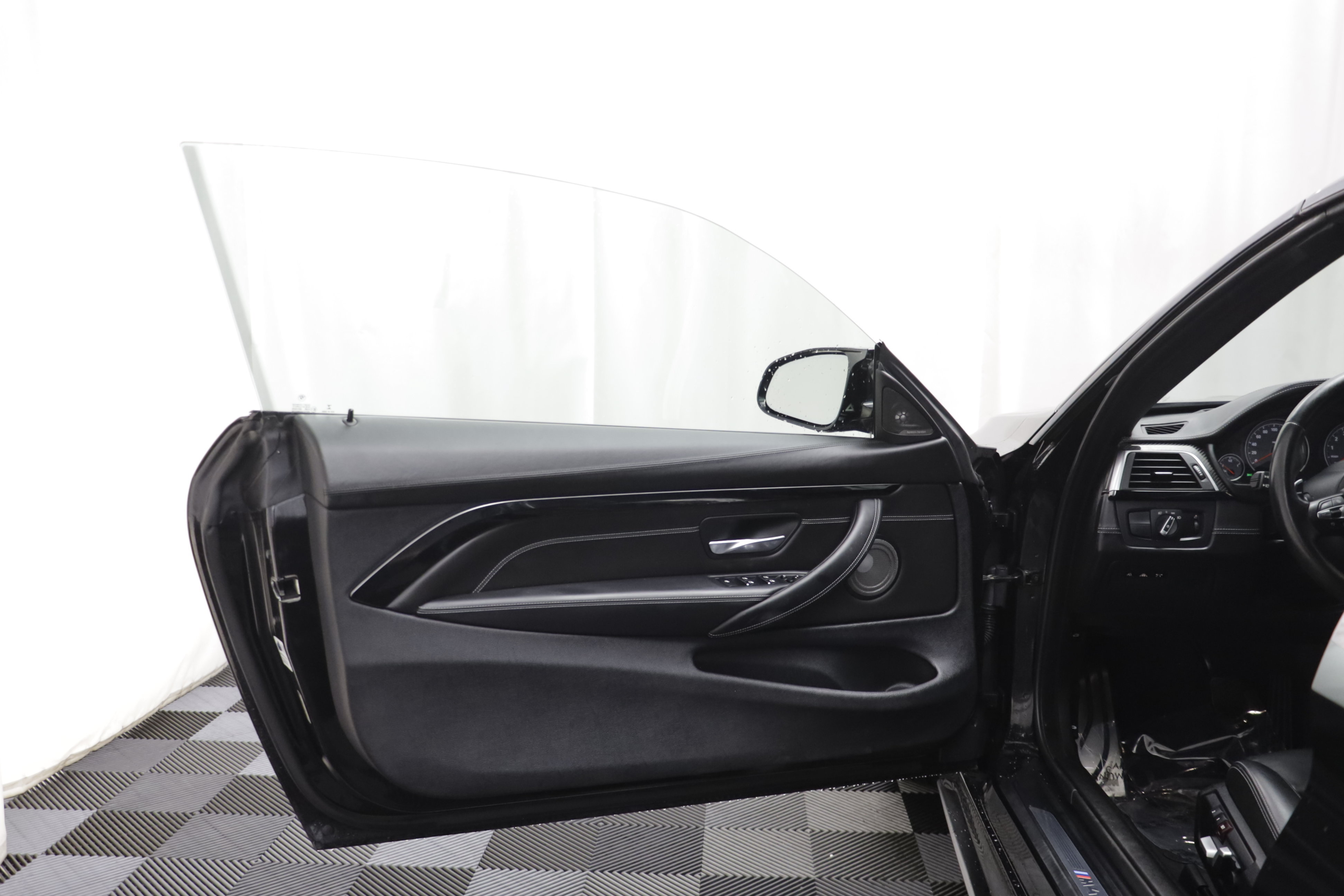 Used 2018 BMW M4 Convertible RWD image 4