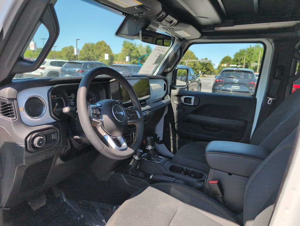 Used 2024 Jeep Wrangler Unlimited Sahara w/ Technology Group AWD/4WD image 5