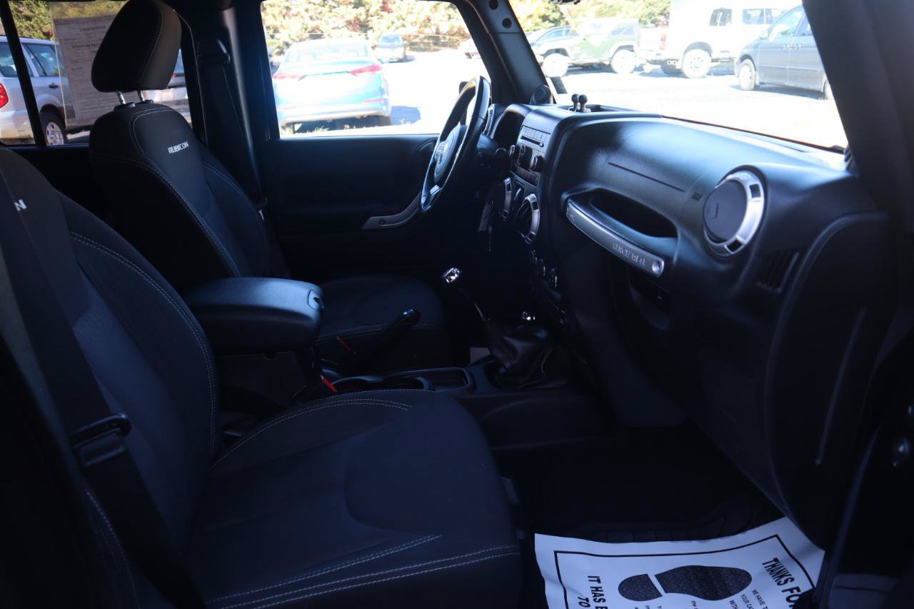 Used 2014 Jeep Wrangler Unlimited Rubicon w/ Connectivity Group AWD/4WD image 38