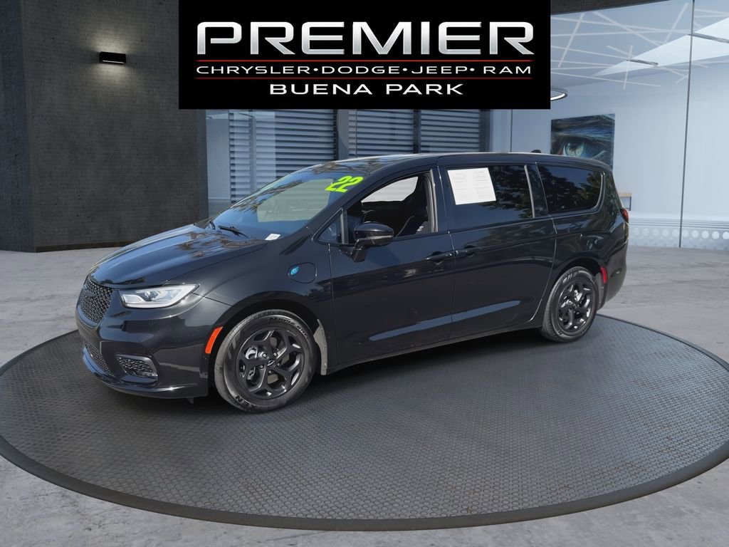 Used 2022 Chrysler Pacifica Limited w/ Uconnect Theater Family Group FWD image 4