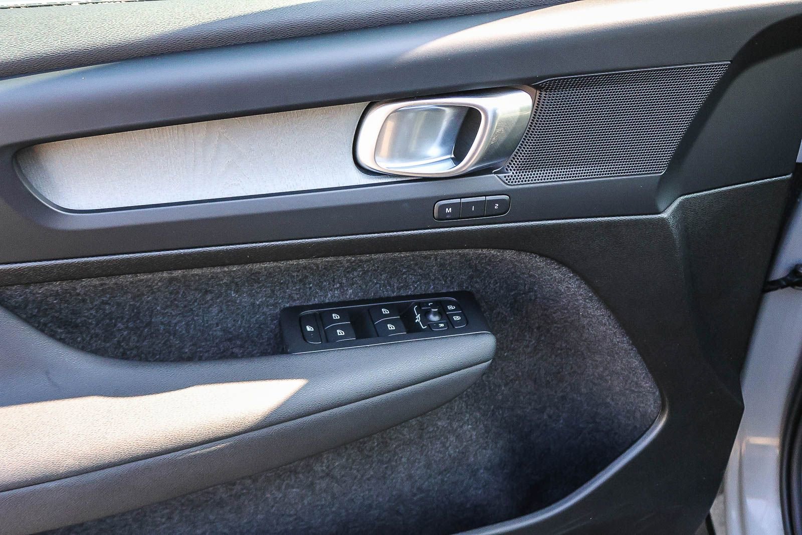 Used 2025 Volvo XC40 B5 Core image 33