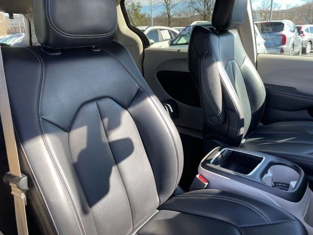Used 2023 Chrysler Pacifica Touring-L image 10