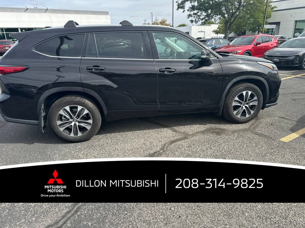 Used 2021 Toyota Highlander XLE AWD/4WD image 8